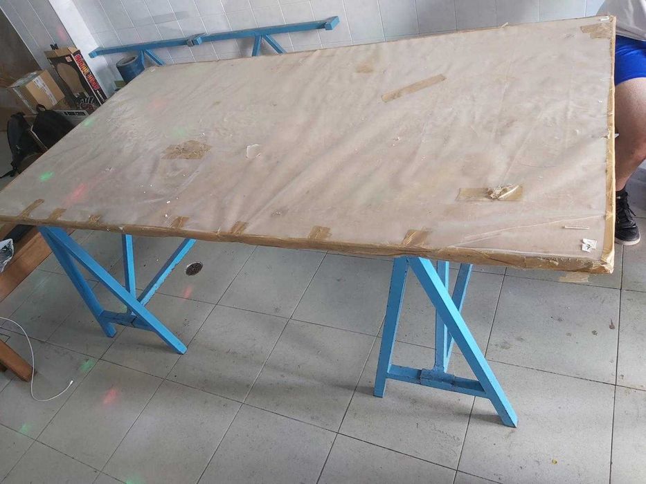 2 Mesas com 2 bancos de madeira