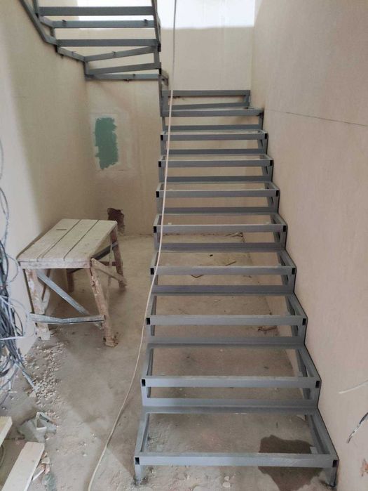 Металеві сходи на замовлення – виготовлення та монтаж