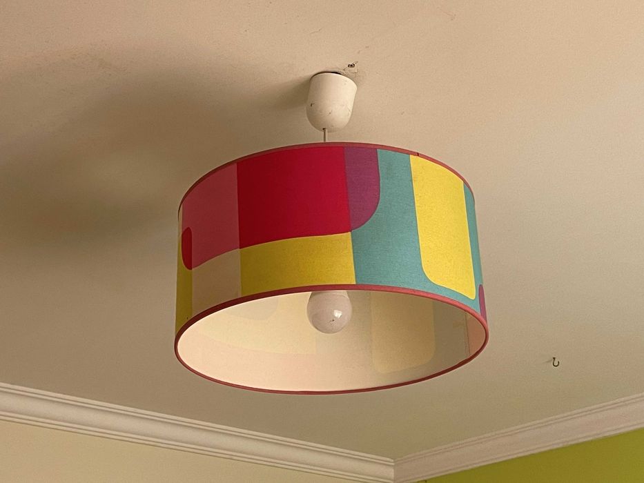 Candeeiro teto + 2 Cortinados + Candeeiro mesa às riscas coloridas