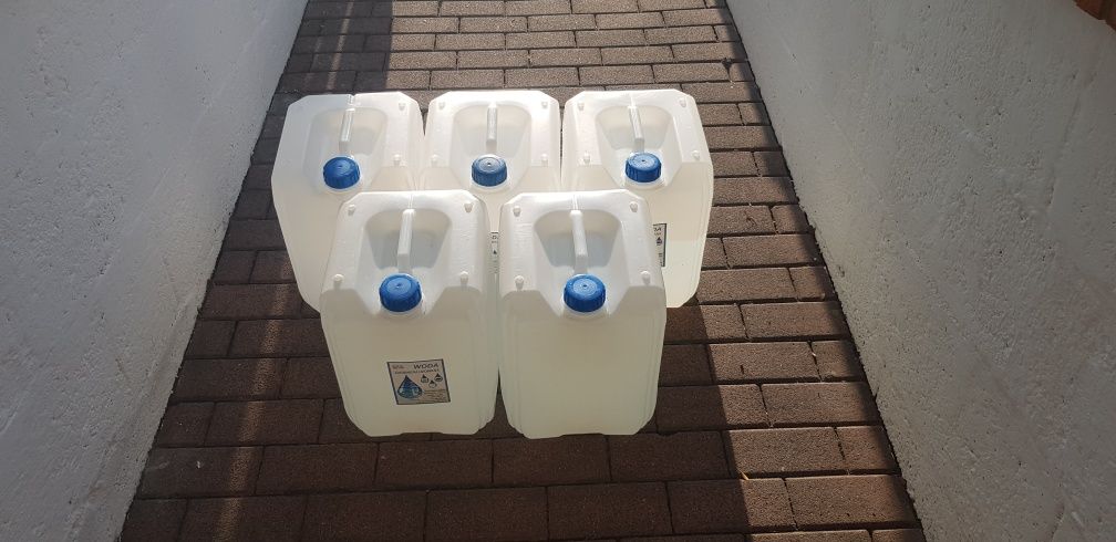 5 szt karnistrów  20 l  na  wodę  + 50 l wody  zdemineralizowanej