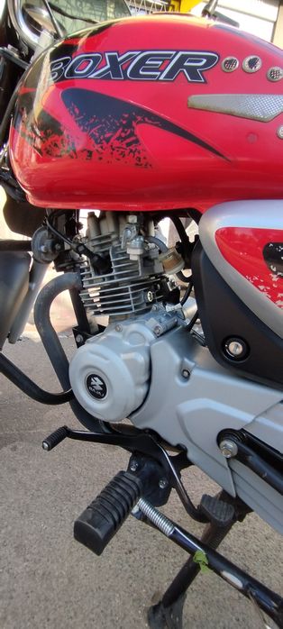 Bajaj boxer 125x 2021 рік мотоцикл, офіційний, на повному ходу.