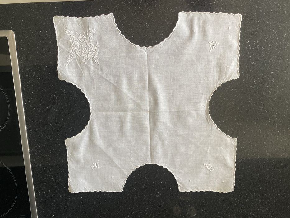 Bonito paninho bordado poara cesto do pao