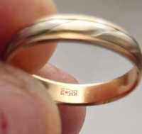 Продам женские обручальное золотые  кольцо 17р