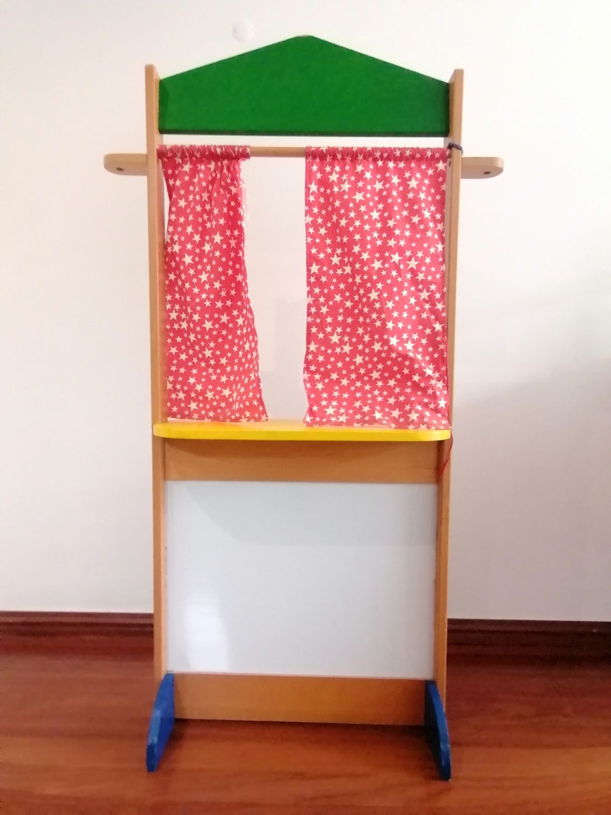 Teatro infantil com quadro branco