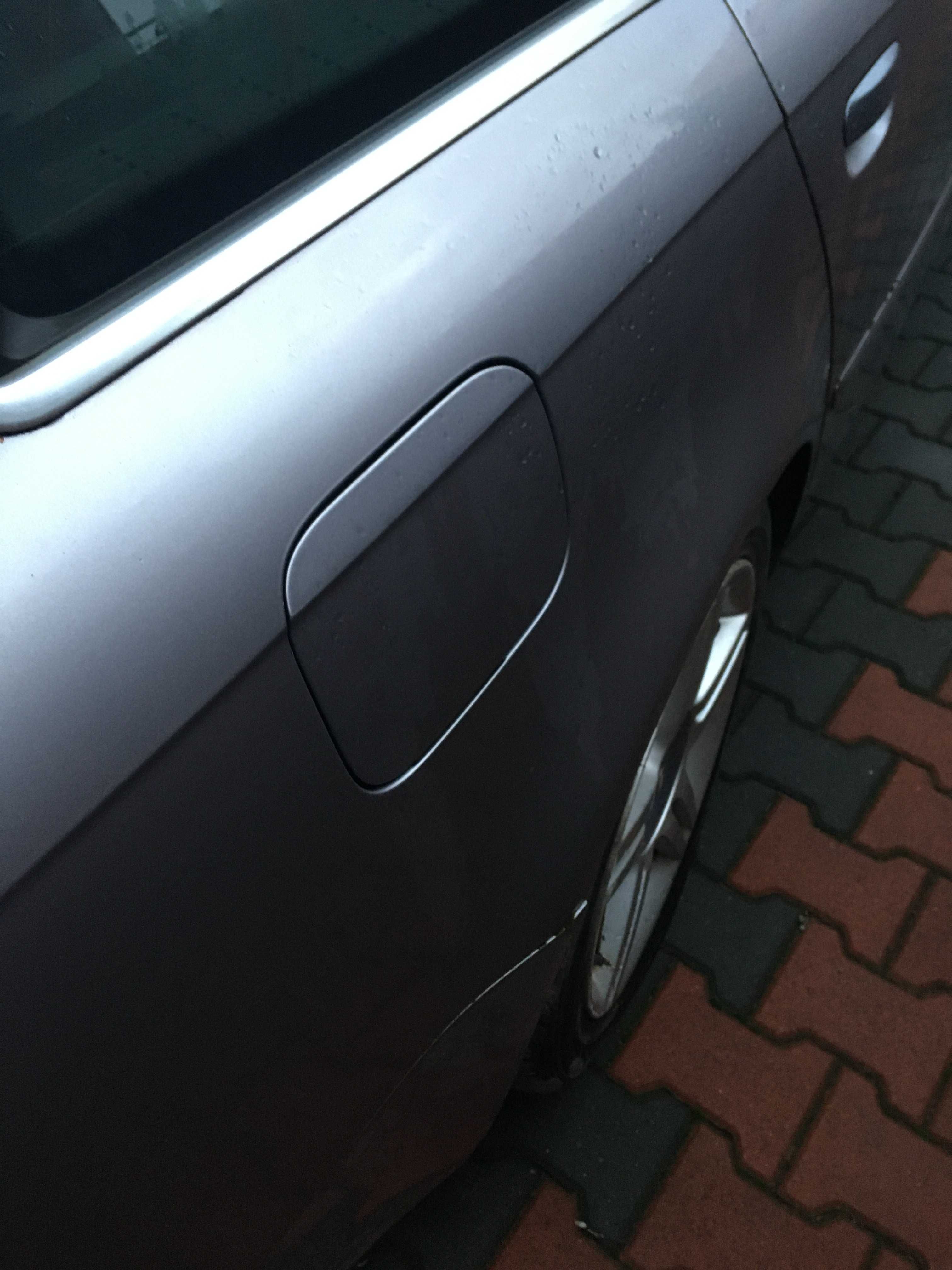 AUDI A4 B7 Klapka wlewu paliwa korek kolor LY7H