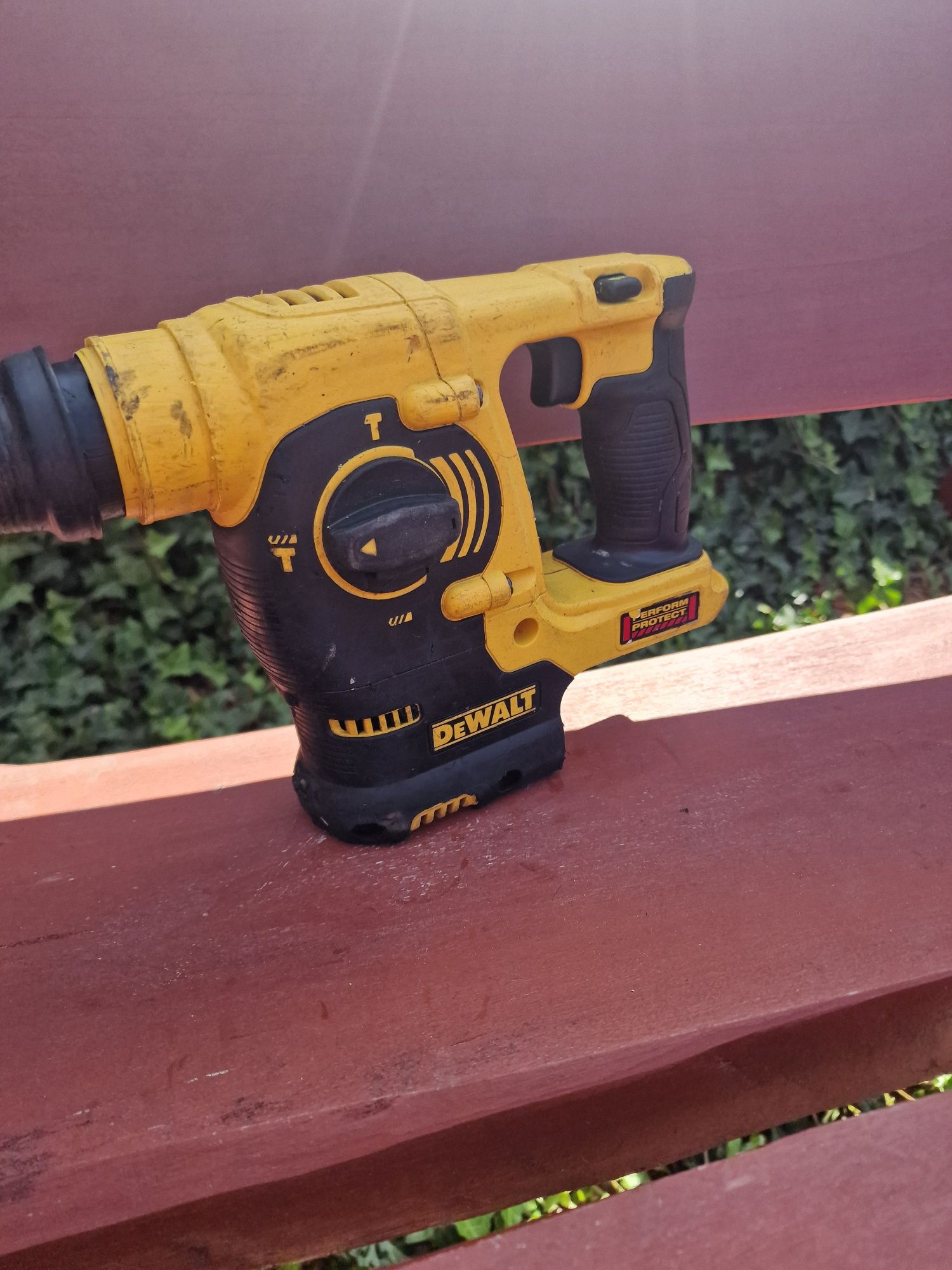 Dewalt DCH253 młotowiertarka uszkodzona