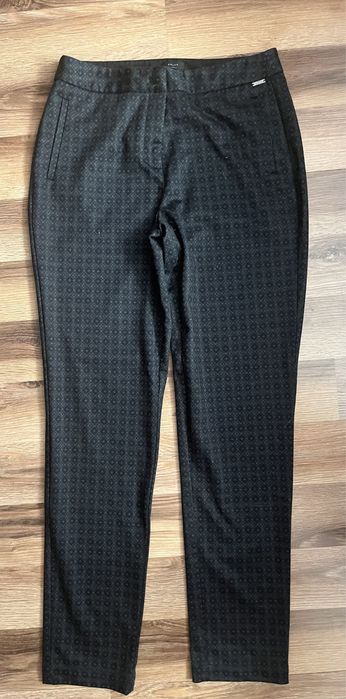 Spodnie z nadrukiem.