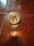 recipiente de vidro dourado com flores antigo