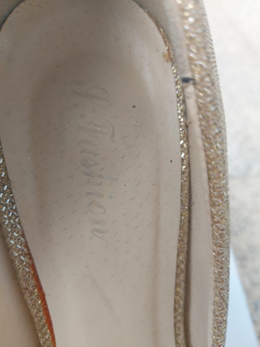 Sapatos dourados de senhora da S. Fashion