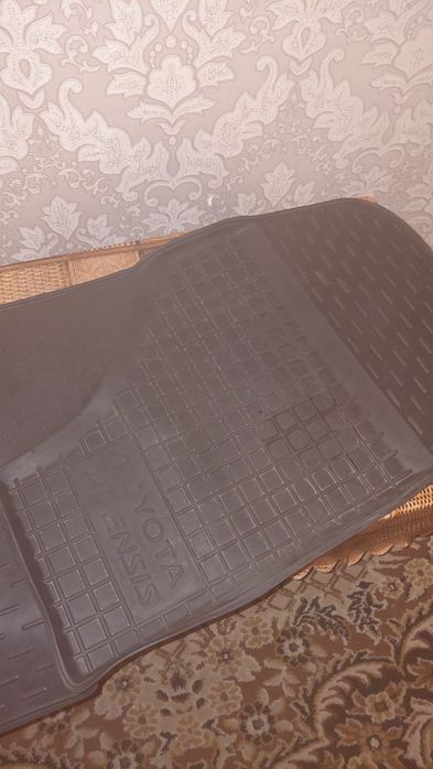 Продам коврики в тойота авенсис т25 седан