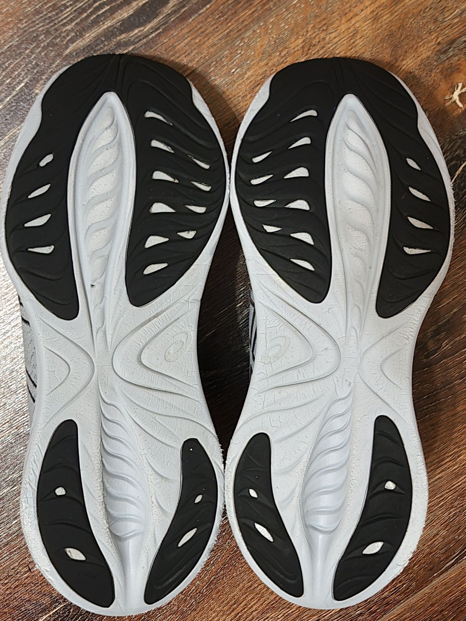 Оригінал 100% кросівки чоловічі asics comulus 26 eur 47