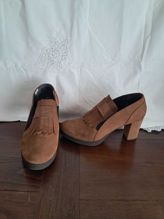 Sapatos de camurça beje.