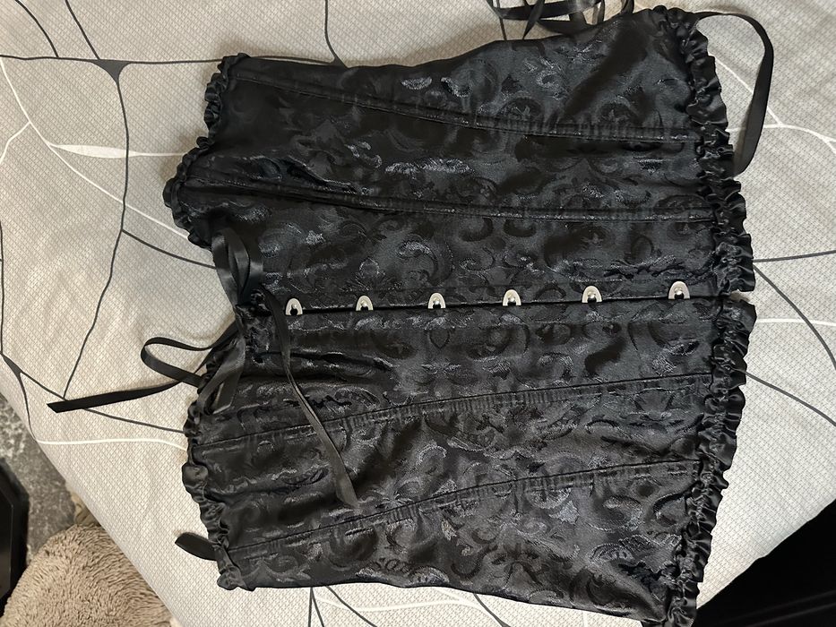 Корсет білий и чорний листайте