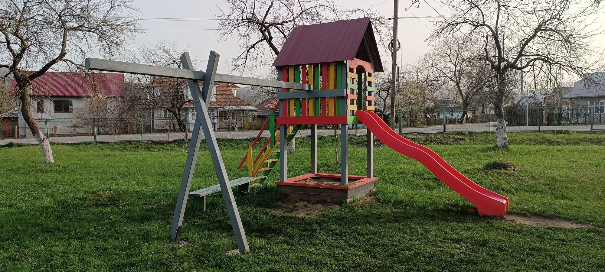 Дитячий дерев'яний майданчик,дерев'яний комплекс,дитяча гірка.будинок