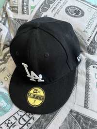 czarna czapka z napisem La