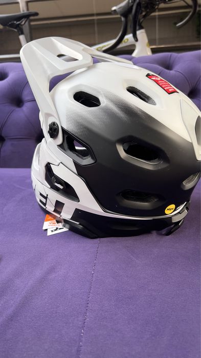Nowy kask Bell super DH rozmiar M