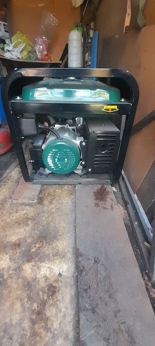 Продам бензо генератор 5.5 кв б.у