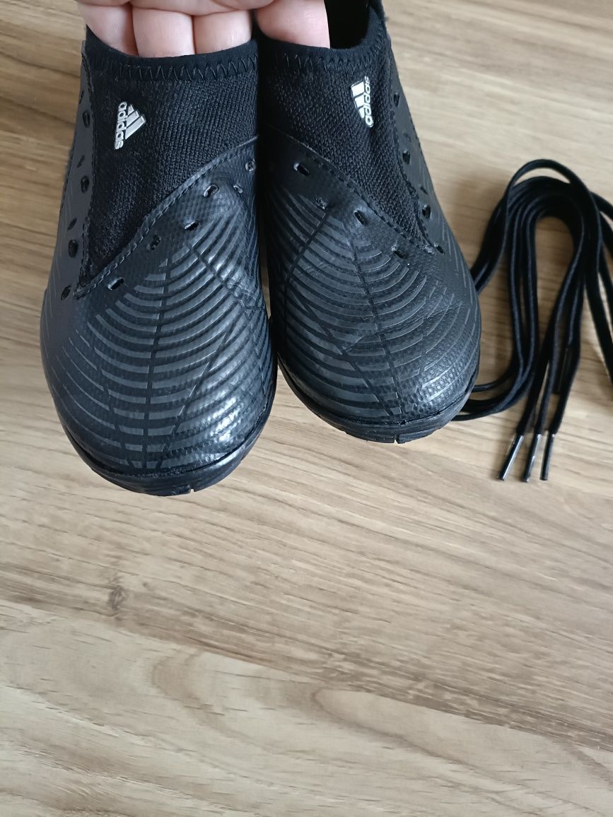 Buty halówki dla chłopca chłopięce na halę do gry w piłkę Adidas 28
