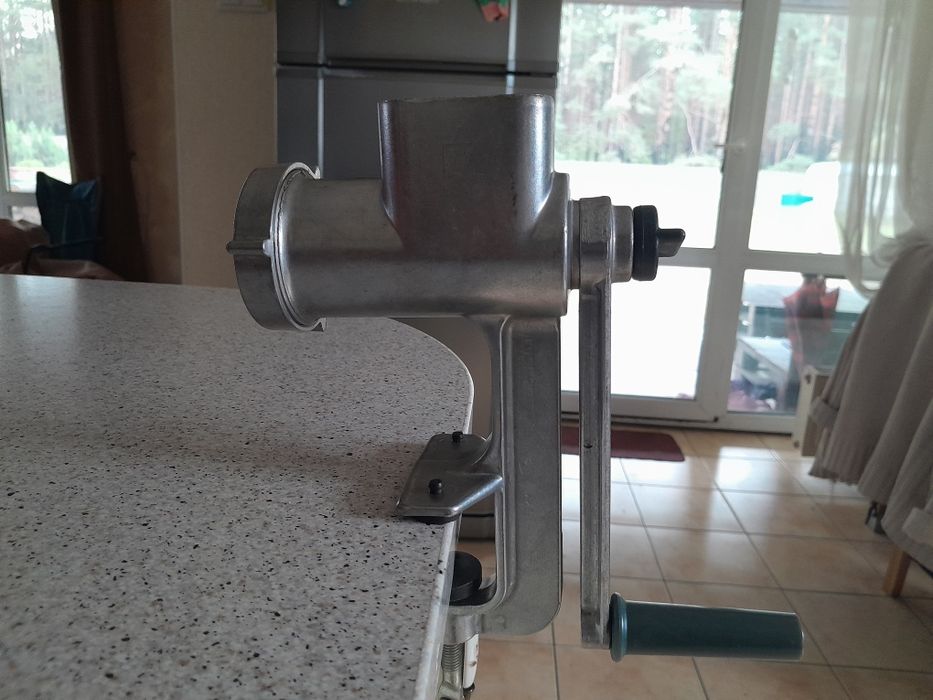 Мясорубка ручная.