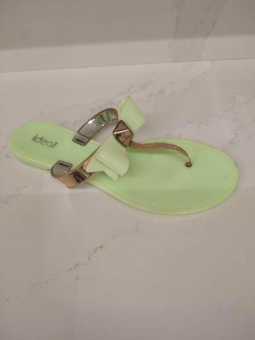 Chinelos verde água de plástico.