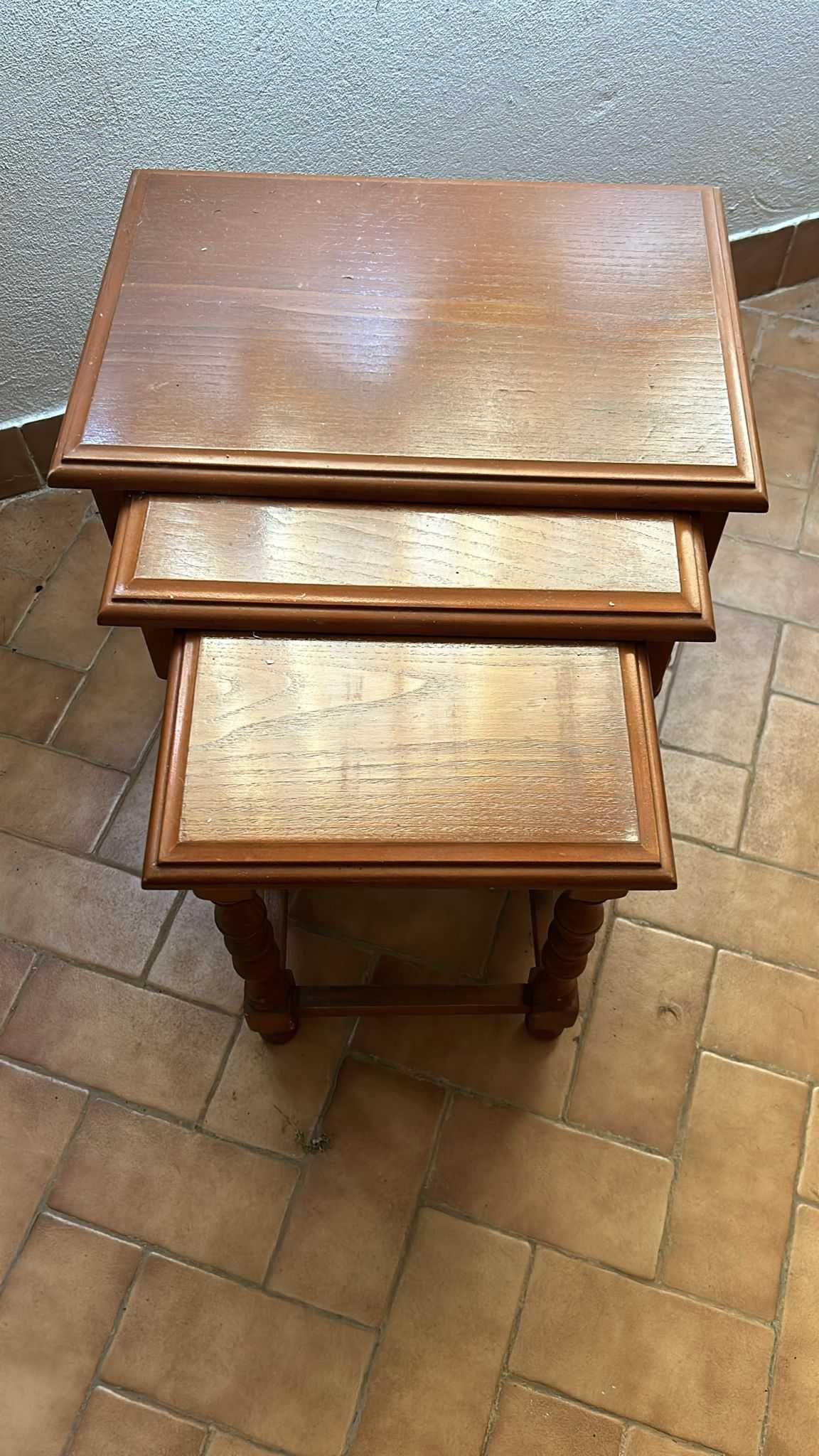 Vendo conjunto de 3 mesas em madeira com 3 medidas diferentes