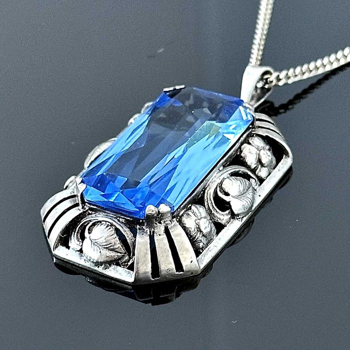 Srebrna przywieszka z Akwamarynem z około 1900r. srebro próby 835