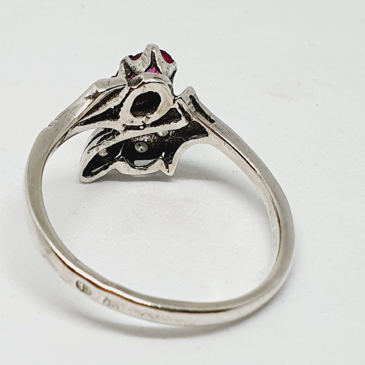 Radziecki pierścionek srebrny z rubinkiem