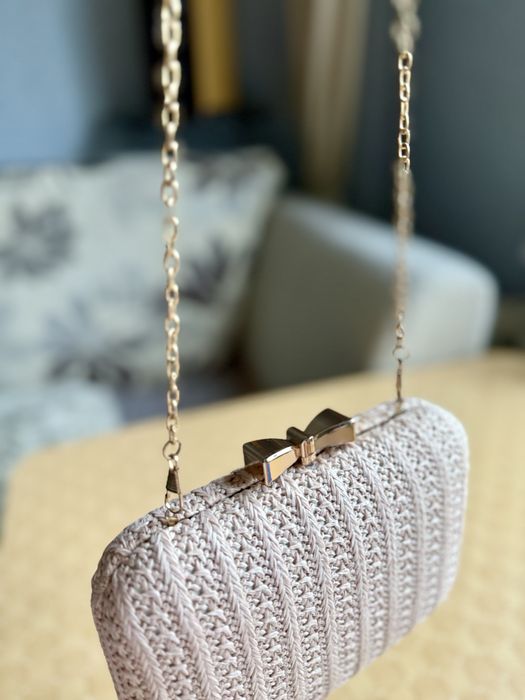 Стильна нюдова сумочка-клатч з в’язаним візерунком - Королева