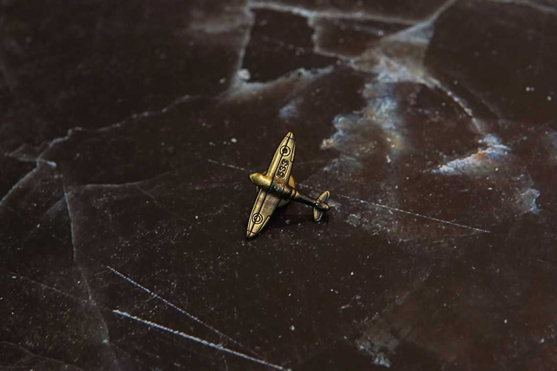 Wpinka mosiężna Spitfire WW2 II wojna światowa pin przypinka odznaka