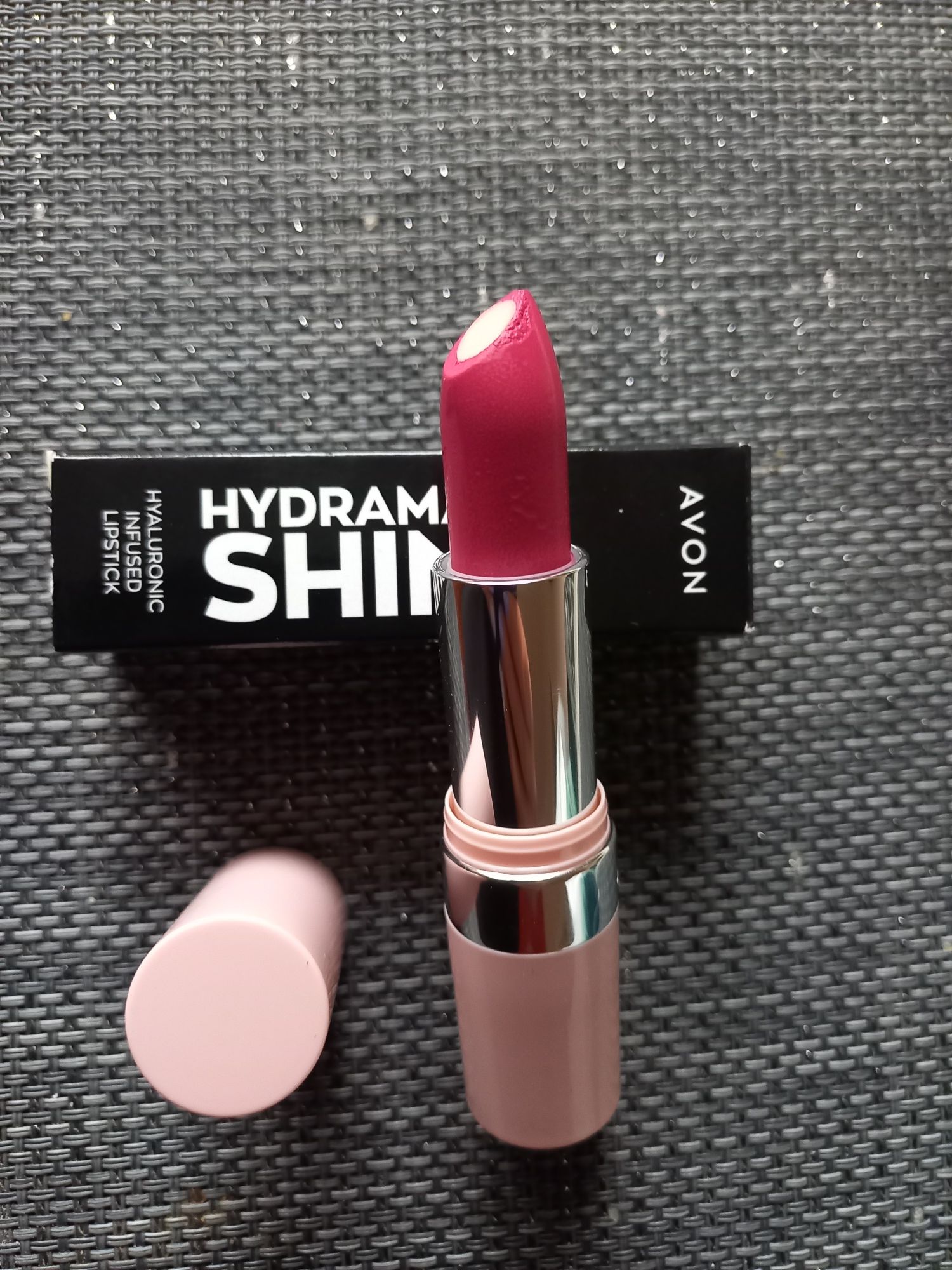 Lśniąca szminka z kwasem hialuronowym Hydramatic Shine Fuchsia Avon