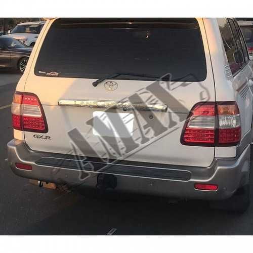 Toyota Land Cruiser 100: Накладка над номером планка багажника