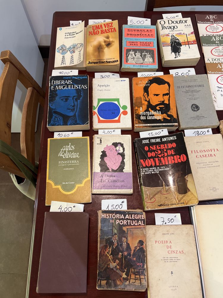 Varios livros cada um com seu preco