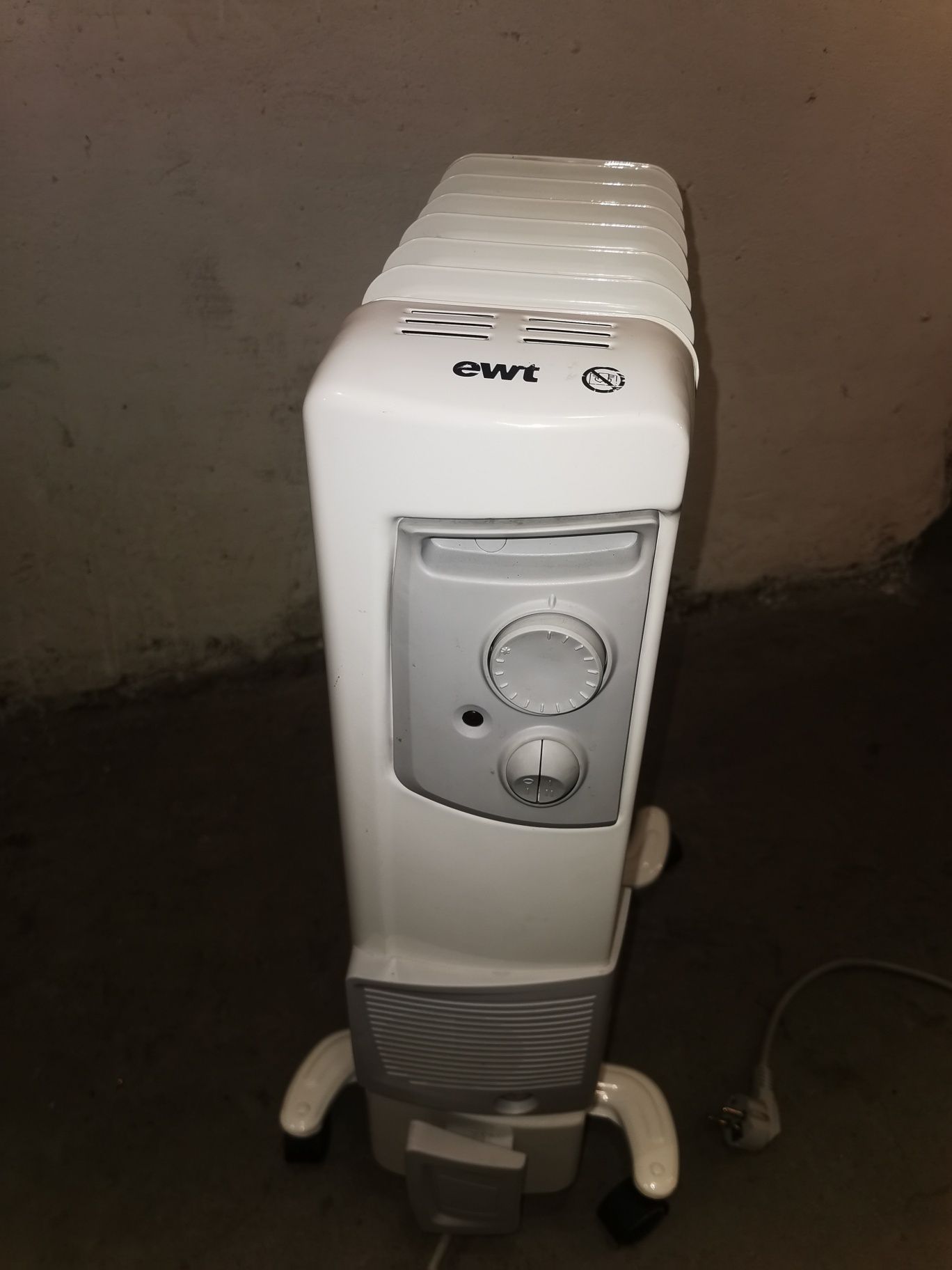 Grzejnik olejowy elektryczny na kółkach EWT OR11TWG