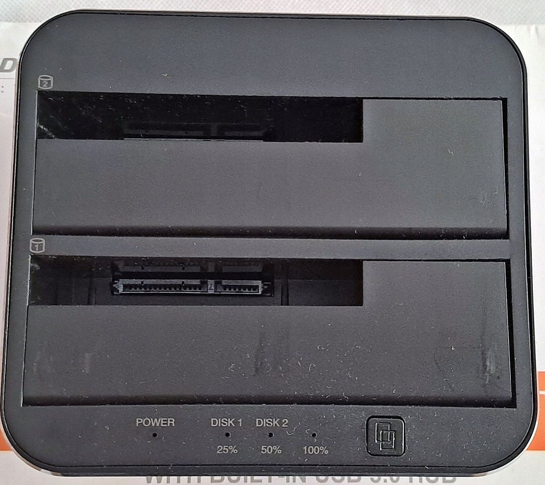 Stacja dokująca dysków HDD 2,5" 3,5" SATA HDD  SSD czytnik kart TF SD