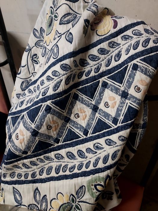 Colcha de corpo e meio com padrões azuis