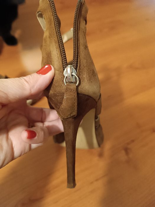 Sapatos de salto alto