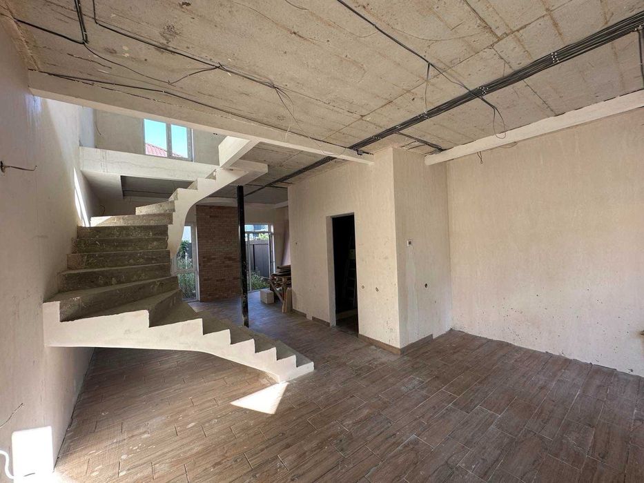 Дуплекс з ремонтом в центрі Ворзеля! Оформлення мінімальне!