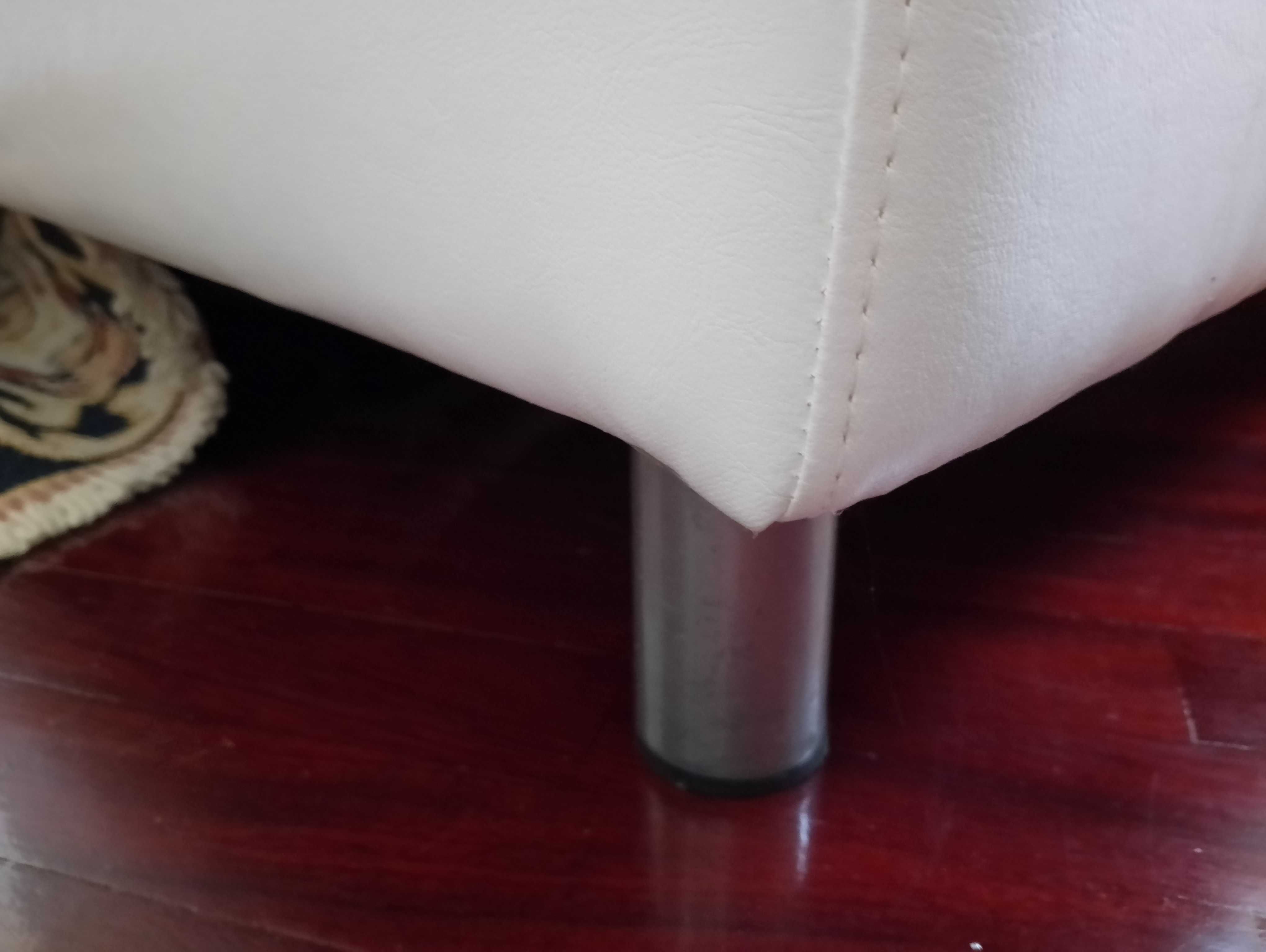 White Leather Sofa, 3 seater. Soft seating. Design contemporâneo.