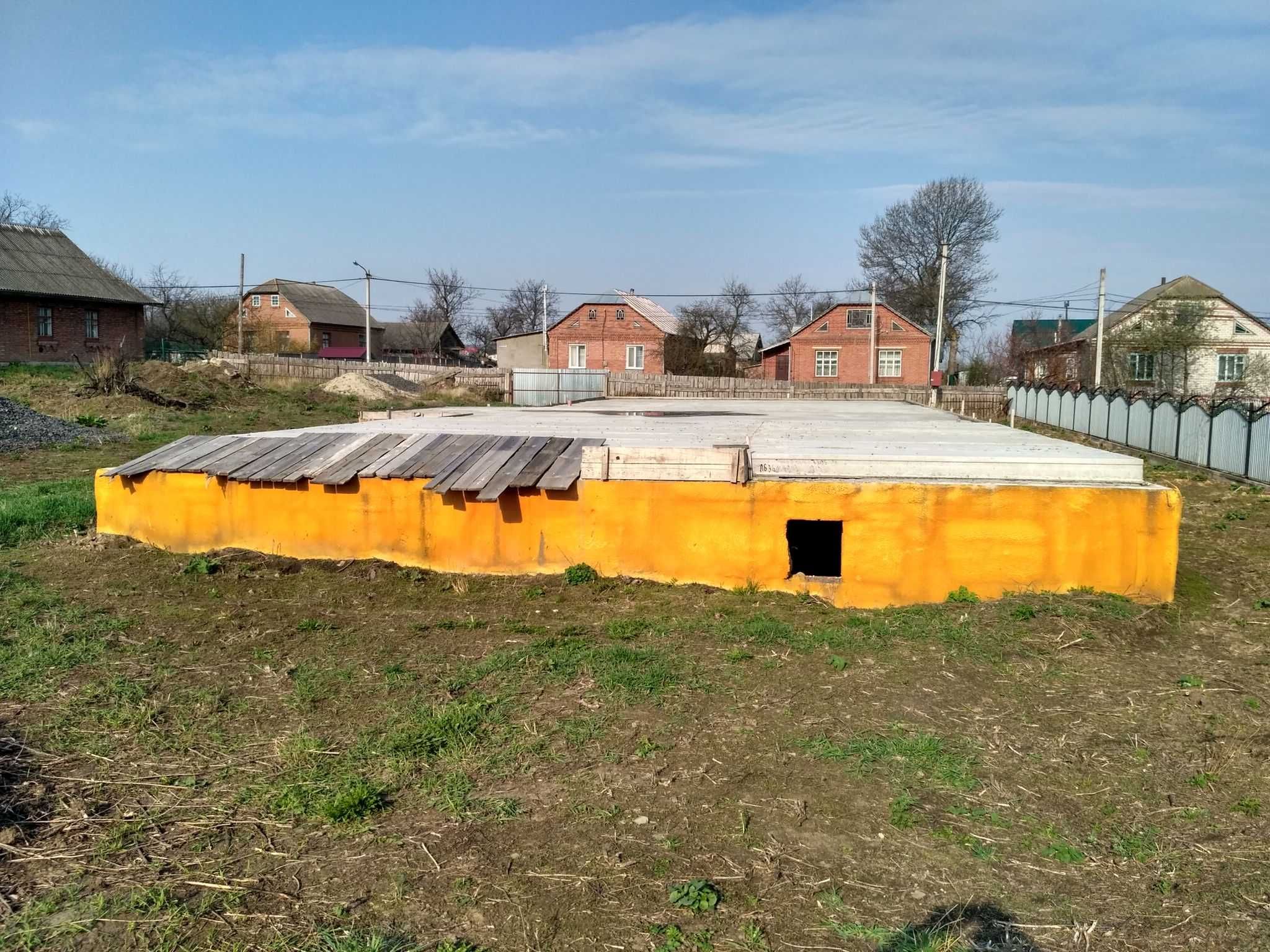 Участок 5200 м2 , з фундаментом - для підриєсмтва або житла