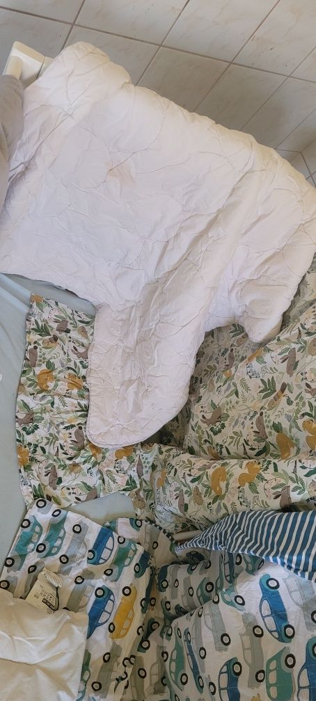Łóżeczko z materacem kołderka poduszka i pościelą ikea