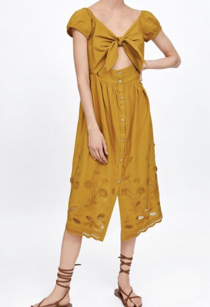 Musztardowa bawełniana sukienka midi Zara z haftem wiązany dekolt, guz