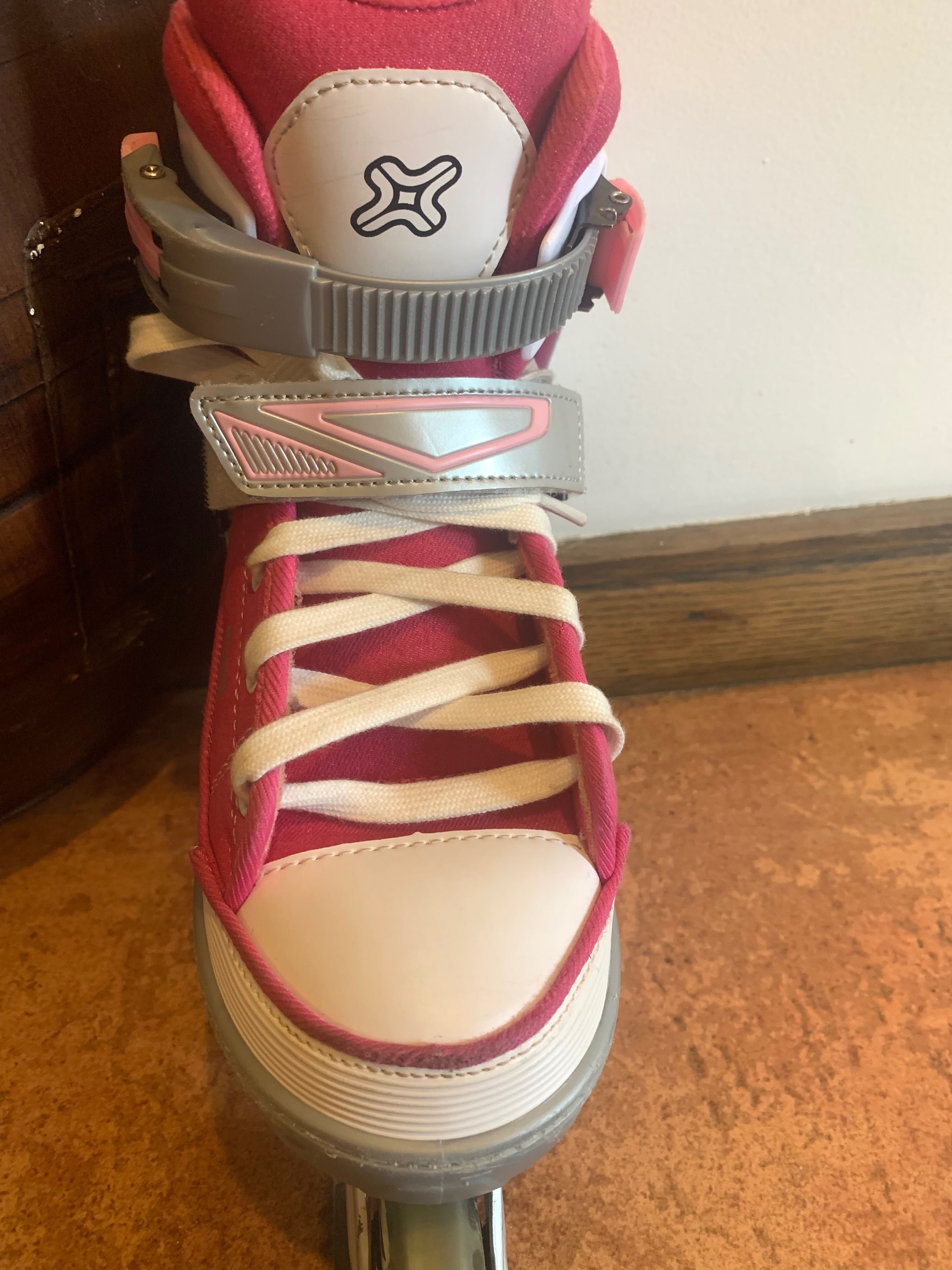 Patins em linha rosa