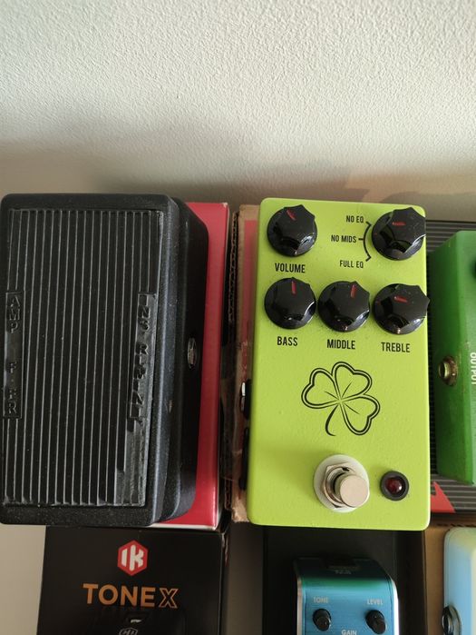 Vários pedais de efeitos