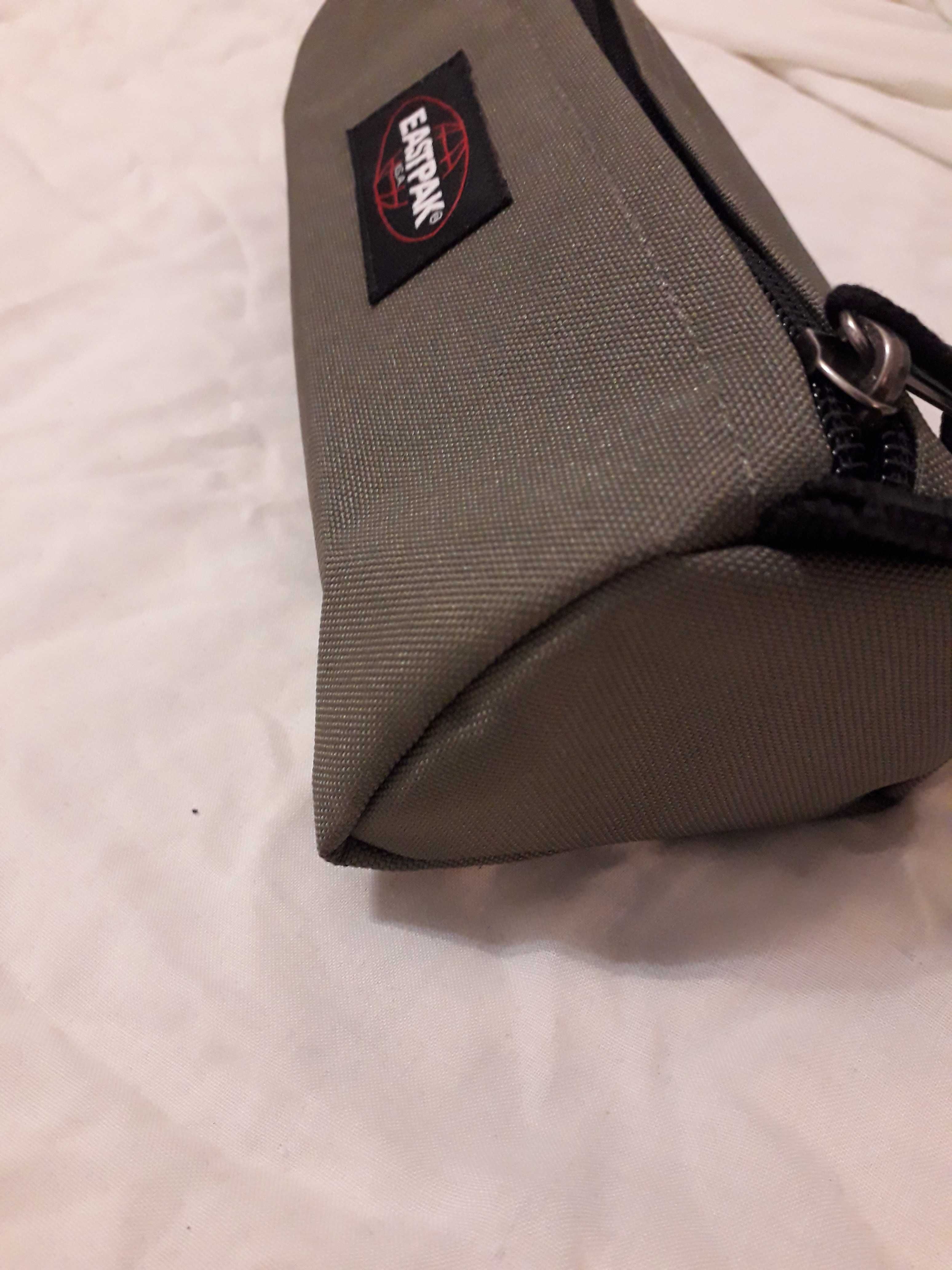 Estojo Eastpak Novo