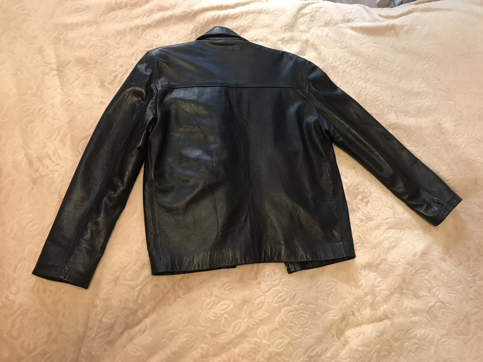 Продам кожаную мужскую курточку новая 46 размер 2500гр