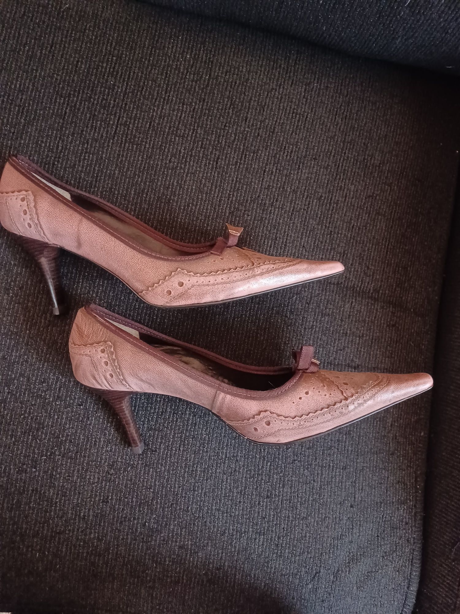 BAIXOU O PREÇO!!! 2,99€!!! Bonito Sapato salto alto, tipo Scarpin.
