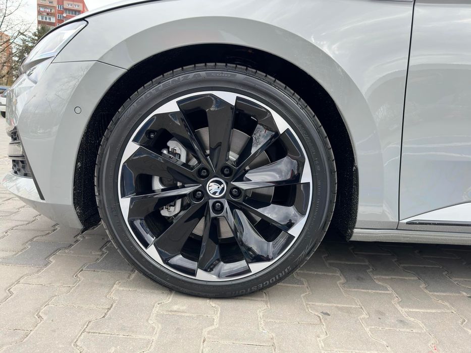 Komplet felg aluminiowych 19" 8J ET44 +opony letnie Bridgestone 235/40