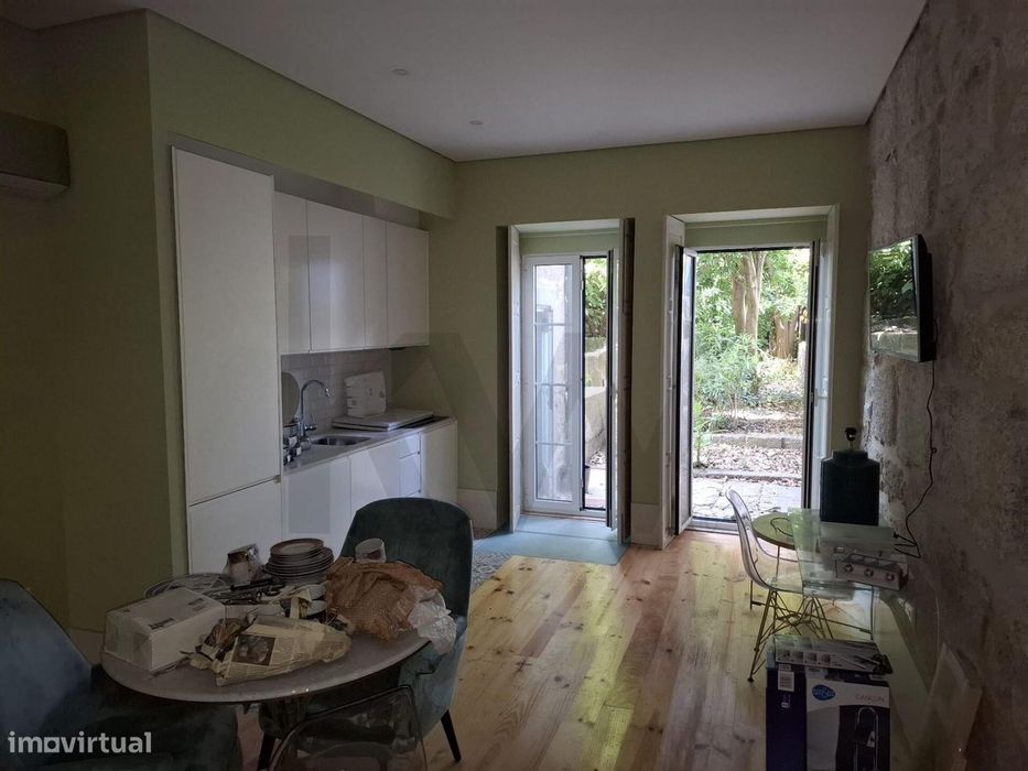 Apartamento Duplex T1+1 Renovado com Jardim no Centro do Porto