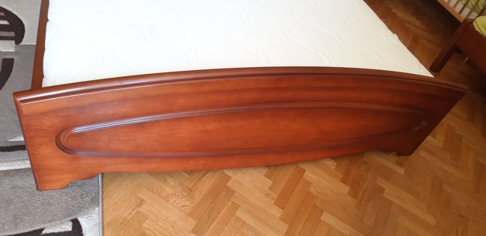 Sprzedam solidne drewniane łóżko 160x200 cm z materacem