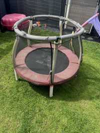 Mini trampolina idealna na ogrod